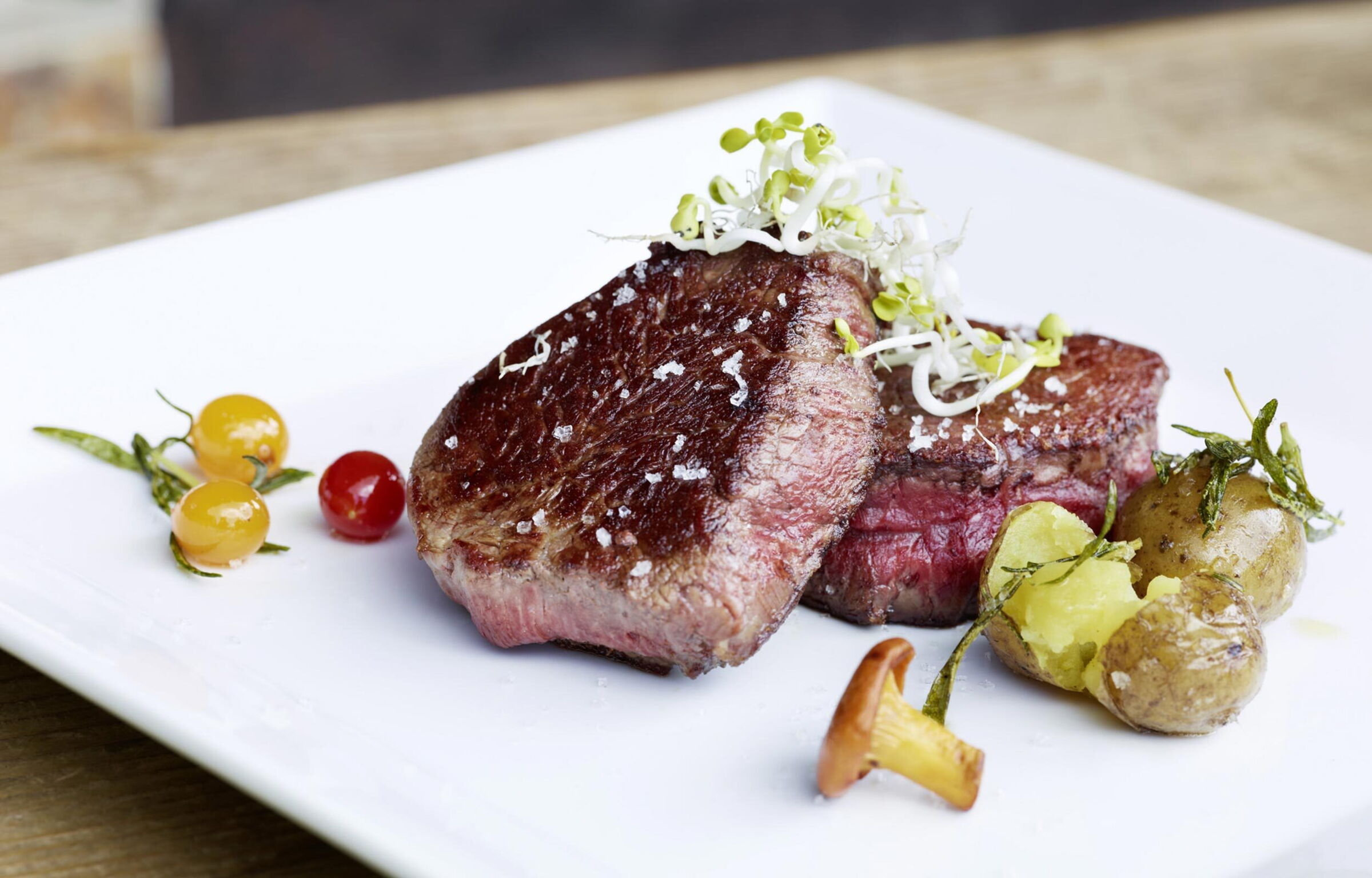 Bistecca di allevamento regionale con patate e funghi.